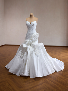 Robe de mariée sirène en satin torsadé, sans bretelles, col en V, avec volants 3D en roses, traîne chapelle, moderne, de luxe, sur mesure, pour cérémonie religieuse ou fuite enregistrée - Product Image 2