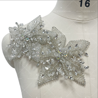 Nouveaux embellissements en strass 3D en forme de fleur argentée avec perles scintillantes pour robes de bal