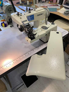 Máquina de Coser de Puntada Invisible <span class=keywords><strong>Brother</strong></span> JC-<span class=keywords><strong>9330</strong></span>, Puede Equiparse con Cortahilos y Elevador Automático del Prensatelas - Product Image 2