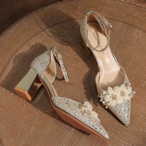 Youxiammel Zapatos de Novia Elegantes con Tacón Cubano Brillante, Punta Puntiaguda, Decoración de Flores y Perlas, Material PU, Altura 5-8cm, para Eventos Nupciales - Product Image 1