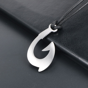 Collier élégant avec pendentif hameçon en acier titane pour hommes avec cordon en cuir noir SP699 - Product Image 4