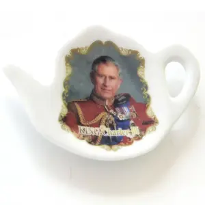 Custom design London culture souvenir King teapot white ceramic magnet from China