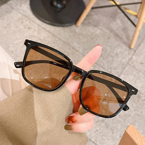 Lunettes de soleil Qianai pour femmes, monture carrée noire, protection UV400, verres de type 3, en acétate, style mode, voyage et conduite - Product Image 1