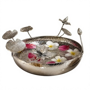 Bol Urli en aluminium martelé Hind Craft Living, feuilles de lotus, libellule, fleur flottante, fait main, étanche, écologique - Product Image 1