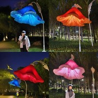 Lampe florale interactive en alliage d'aluminium rouge à détection de mouvement pour l'éclairage paysager de sites touristiques, de rues et de mariages