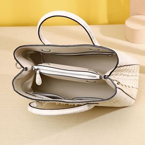 Bolso de hombro grande para mujer con estampado de cocodrilo y diseño de pez, cierre magnético, correa única, estilo moderno para jardín - Product Image 4
