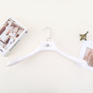 Magasin <span class=keywords><strong>de</strong></span> vêtements costume cintre large épaule épaissie sans couture étendoir simple en plastique cintre bois décontracté veste cintre - Product Image 4