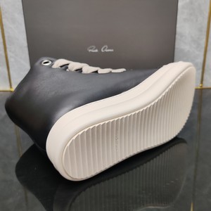 Sneakers alte vintage da uomo, di design, in pelle di agnello martellata, con suola spessa e cinturini larghi, nere - Product Image 5