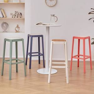 Taburete de bar con estructura de plástico, diseño duradero para uso en el comedor. - Product Image 4