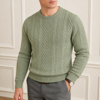 Fabricant de tricots sur mesure – Pull en maille torsadée verte à col rond et manches longues pour homme, avec ourlets et poignets côtelés – Vente en gros pour l'hiver