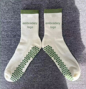 جوارب مخصصة بشعار مطرزة مضادة للإنزلاق للصالة الرياضية بيلاتيس قبضة للكاحل طاقم مع أحرف مخصصة للنساء جوارب الصبار واليوغا - Product Image 3