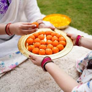 Plateaux décoratifs en métal martelé, plat en or, grand, élégant, décoration d'intérieur, centre de table, moderne, fait à la main, élégant, durable, luxueux - Product Image 2