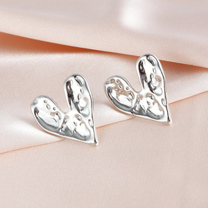 ต่างหูรูปหัวใจทุบต่างหูสตั๊ดโลหะรูปพังค์สำหรับเด็กผู้หญิง - Product Image 6