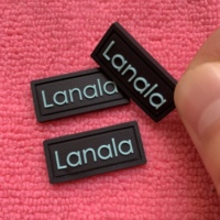 Étiquettes en caoutchouc de relief de petit logo, label en caoutchouc de PVC de logo simple avec la Manche de couture