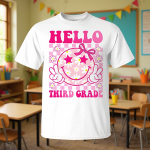 Camiseta para niña de tercer grado, diseño de cara sonriente a cuadros rosa, regreso a la escuela, diseño de tercer grado - Product Image 3