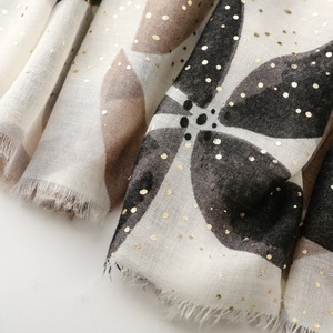 Nuevos diseños, chales con estampado Floral, lámina dorada, sensación de algodón, estola personalizada de alta calidad, bufanda <span class=keywords><strong>grande</strong></span> para mujer, funda de <span class=keywords><strong>playa</strong></span>, <span class=keywords><strong>Foulard</strong></span> - Product Image 4