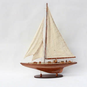 Modèle de bateau à voile en bois fait main - Yacht de course classique de classe J, finition bois naturel, modèle réduit, décoration intérieure, Endeavour - Product Image 1