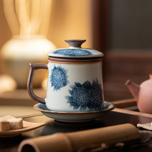 Tasse à thé en porcelaine bleue et blanche Guanlan avec couvercle et filtre, séparateur d'eau et de thé, tasse à thé personnelle pour le bureau, design floral en céramique - Product Image 3