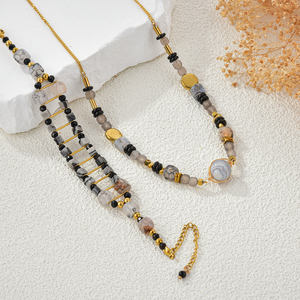 Collier de perles en pierre naturelle à la mode réglable pour femmes avec éléments de conception géométrique plaqués or pour tenues décontractées festives - Product Image 3