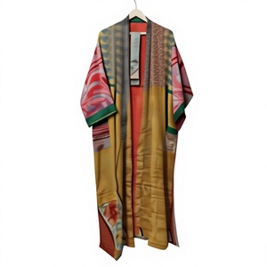 Exclusivo Kimono Japonés de Seda Vintage Hecho a Mano, con Cuello en V, Cierre con Cordón, Largo Completo y Mangas Tres Cuartos para Mujer - Product Image 1