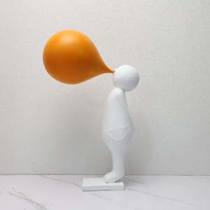 Set di Sculture Minimaliste Figura Umanoide Bianco e Nero con Palloncino Rosso in Resina Artistica, Decorazione Moderna da Collezione, Ornamento da Scrivania, Regalo, Vendita all'Ingrosso - Product Image 4