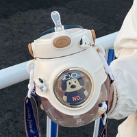 C319 Tasse à paille pour enfants, portable, 1100ml, avec sangle extérieure en plastique, pour boire un ours, bouteille d'eau pour poupée de dessin animé
