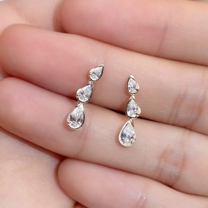 ต่างหูทองคำ 9k สีเหลือง ประดับเพชรแล็บทรงลูกแพร์ ต่างหูผู้หญิง - Product Image 3