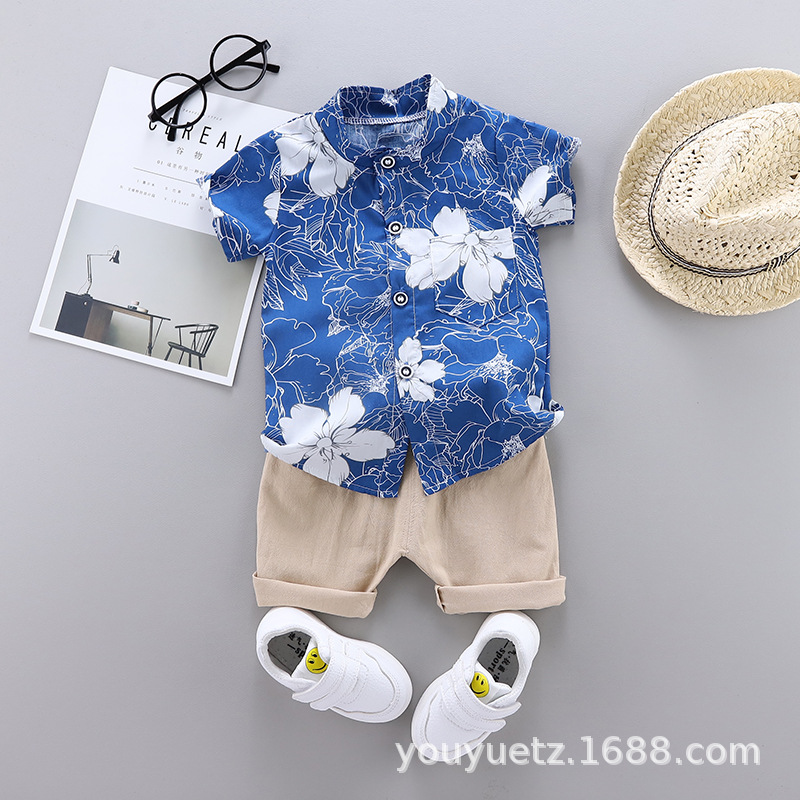 Ensemble bleu à manches courtes avec chemise à grandes fleurs.