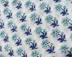 Bolso de mano acolchado de algodón que destaca la artesanía tradicional de los bloques florales hechos a mano para uso diario y una vida consciente. - Product Image 5