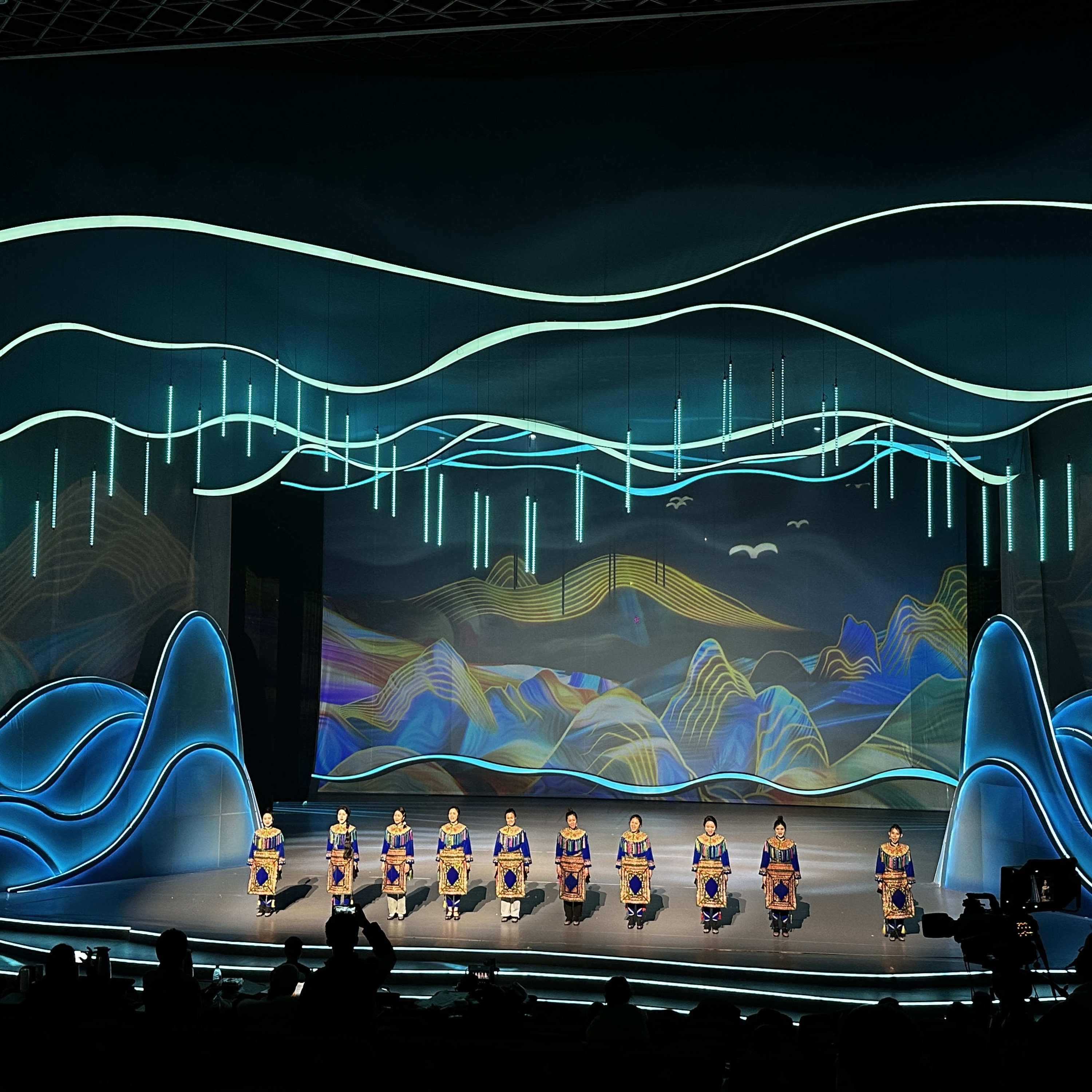 360 Degree Infinite Rotation RGBW Led Tube Pixel Light With Kinetic Lighting System for Event Show Wedding Stage