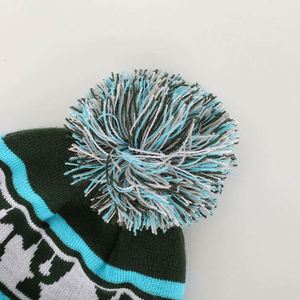 Chapeau d'hiver unisexe personnalisé en acrylique de haute qualité, bonnet de ski chaud, bonnet en tricot jacquard avec pompon, logo tissé sur étiquette - Product Image 3
