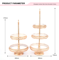 Présentoir à gâteaux de luxe en métal à deux ou trois niveaux avec plateaux en acrylique pour la présentation de desserts de mariage