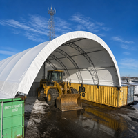 Abri de stockage en acier et PVC de 40' de large x 38' de long avec mur d'extrémité semi-rigide et structure en tissu