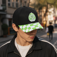 Casquette de baseball personnalisée en sergé noir à 6 panneaux, visière à motif damier, patch brodé personnage de dessin animé, accent vert lime, vente en gros