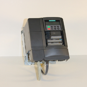 Controlador PLC <span class=keywords><strong>6SE6440</strong></span> <span class=keywords><strong>2AD23</strong></span> <span class=keywords><strong>0BA1</strong></span> Drive 7 7A completamente nuevo, disponible en stock. - Product Image 1