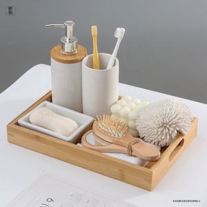 Juego <span class=keywords><strong>de</strong></span> 4 Accesorios <span class=keywords><strong>de</strong></span> <span class=keywords><strong>Baño</strong></span> <span class=keywords><strong>de</strong></span> Cerámica con <span class=keywords><strong>Tapa</strong></span> <span class=keywords><strong>de</strong></span> Madera, Juego <span class=keywords><strong>de</strong></span> Regalo <span class=keywords><strong>de</strong></span> Lujo Personalizado con Plato para Sopa y Botella <span class=keywords><strong>de</strong></span> Champú - Product Image 1