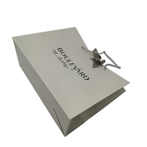 ถุงกระดาษคราฟท์สีชมพูหรูหราแบบกำหนดเองพร้อมหูหิ้วริบบิ้น - Product Image 2