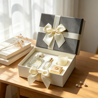 Coffret Cadeau Parfum Gris Crème avec Ruban Satiné, Bijoux, Bague, Boucles d'Oreilles Perles, Bougie, Livre, Fleurs, Présentoir Vitrine – Vente en Gros