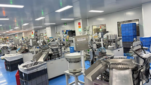 Bouteille PET rose de 300 ml (10 oz) avec pompe à lotion et logo personnalisé sérigraphié, fabriquée en Chine - Product Image 5