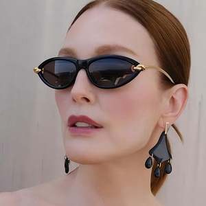 Gafas de Sol de Moda 2025 con Logotipo Personalizado, Montura Pequeña de Lujo, Estilo Punk, Protección UV400, Patillas de Aleación con Nudos, Diseño Ojo de Gato para Mujer - Product Image 1