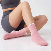 Chaussettes de Pilates personnalisées à volants, antidérapantes, à semelle pleine, douces et respirantes, OEM ODM pour femmes, yoga, barre, studio, entraînement
