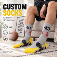 Chaussettes de sport personnalisées gris-jaune à blocs de couleur, motif basketball, logo personnalisé, couleurs personnalisées et design de style d'équipe