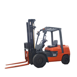 Chariot élévateur diesel Toyota FGZN 30 d'occasion, trois mâts, déplacement latéral - Product Image 1