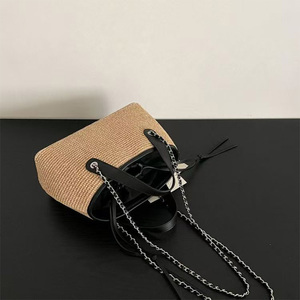 Sac fourre-tout en paille de raphia tressé, sac de plage haut de gamme et polyvalent pour femme, sac à bandoulière élégant et stylé avec chaîne - Product Image 5