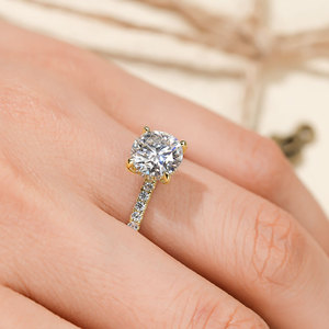Anillo de Compromiso Clásico de Plata de Ley 925 con Moissanita de Talla Redonda de 2 CT, 8 mm, Color D, VVS, y Halo Oculto Sencillo para Mujer - Product Image 5