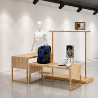 Table de présentation en bois à niveaux avec tringle à vêtements et support de mannequin, pieds en métal noir, fabrication usine