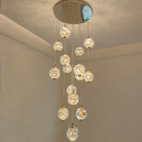 Lampu gantung spiral 30 lampu warna emas untuk tangga dupleks dengan langit-langit tinggi, cocok untuk ruang tamu vila.