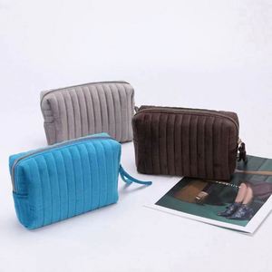 Pochette de maquillage personnalisée de haute qualité avec logo imprimé, fermeture éclair imperméable, en velours matelassé, fermeture éclair intérieure - Product Image 3