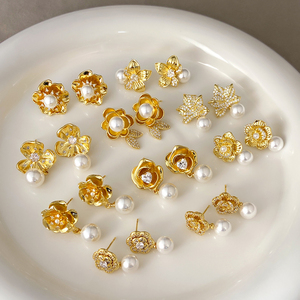 Boucles d'oreilles en perles plaquées or 18 carats, bijoux Rehegua en gros, designs variés - Product Image 1