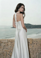 Robe de soirée blanche fluide à col halter et décolleté plongeant avec nœud et strass, idéale pour les vacances à la plage et les soirées – Nouvelle collection très prisée